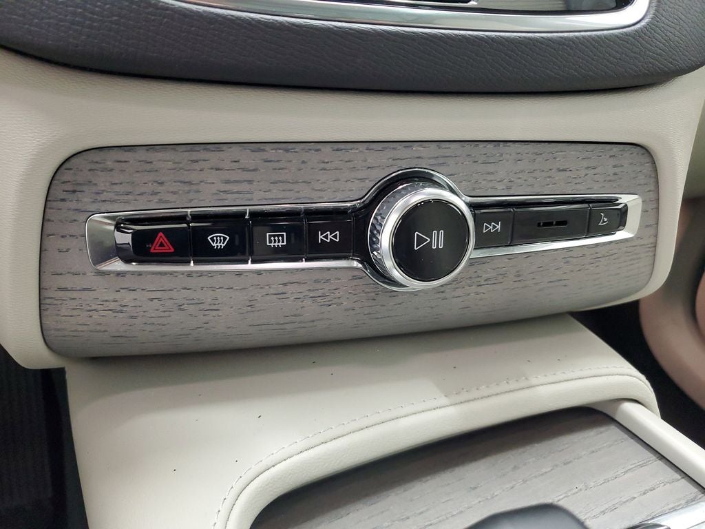 2025 Volvo XC90 B6 Plus 7-Seater