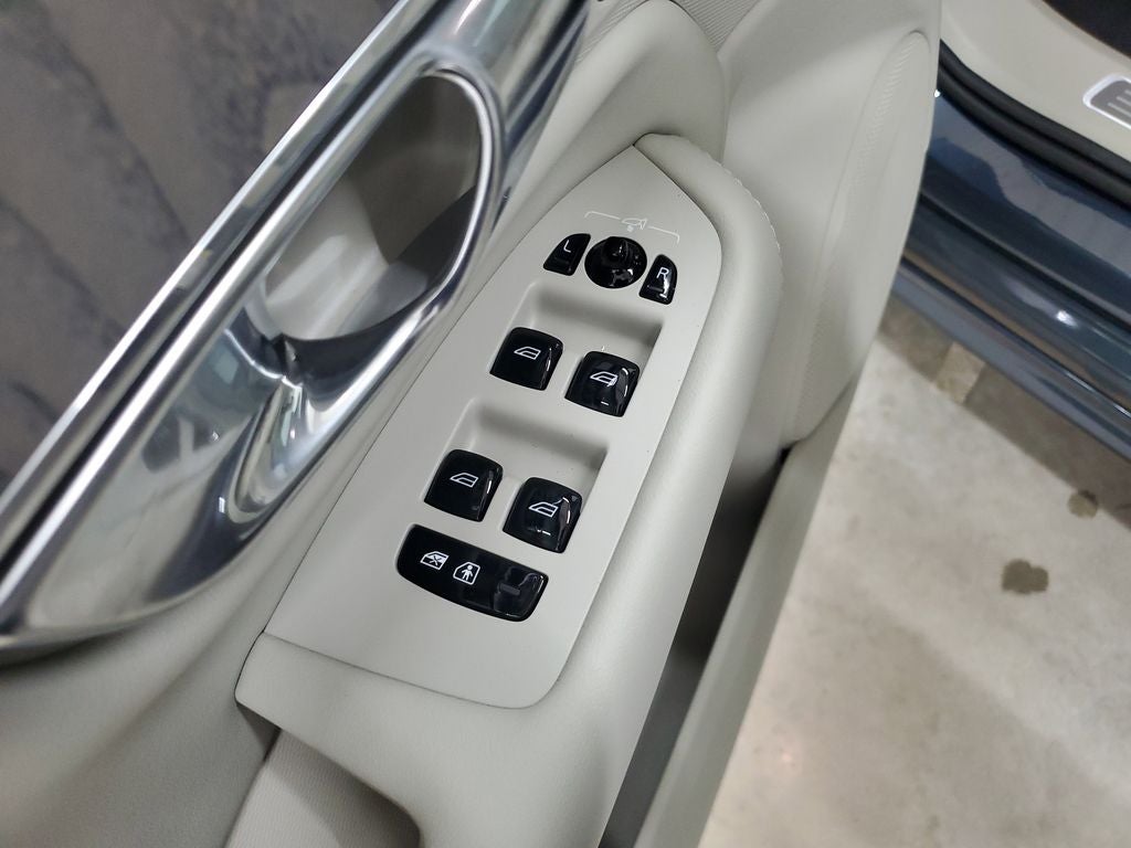 2025 Volvo XC90 B6 Plus 7-Seater