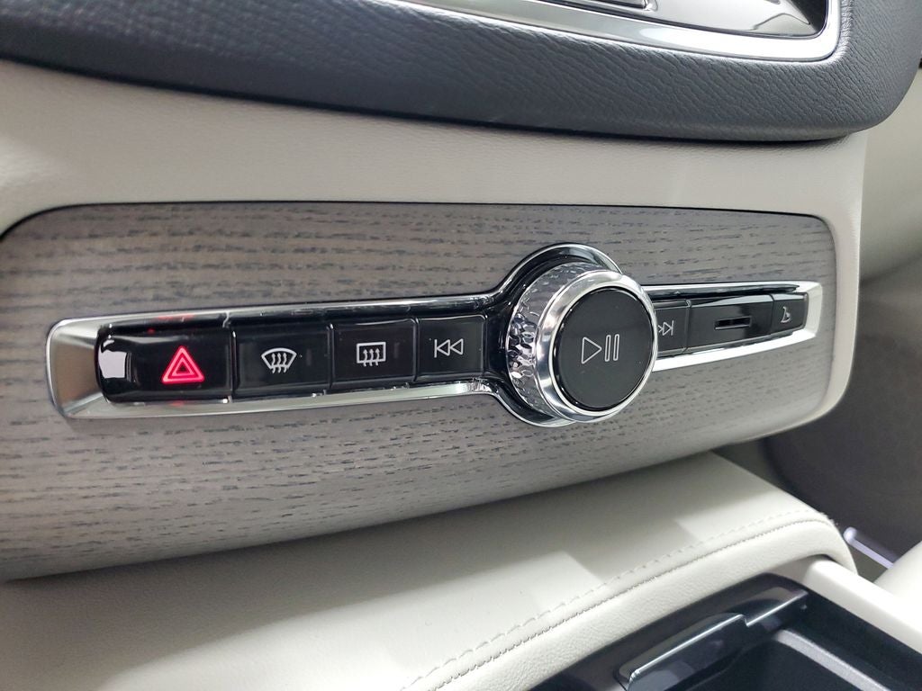 2025 Volvo XC90 B6 Plus 7-Seater