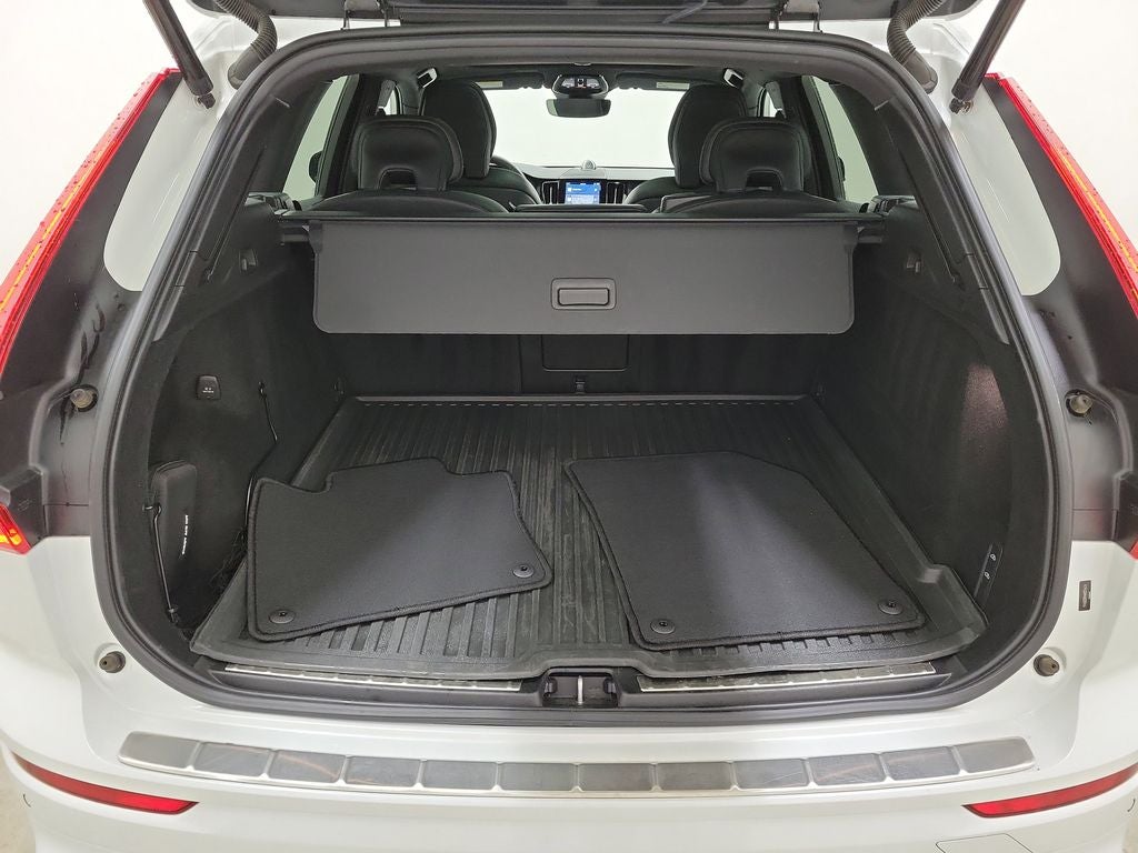 2022 Volvo XC60 B6 R-Design