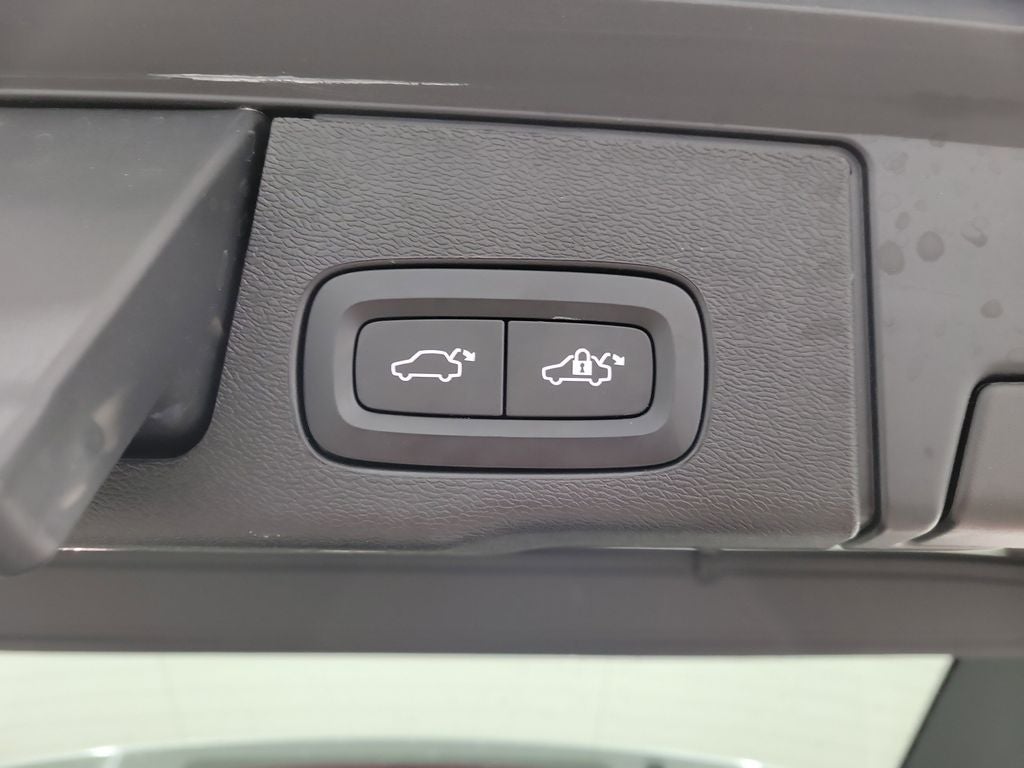 2022 Volvo XC60 B6 R-Design