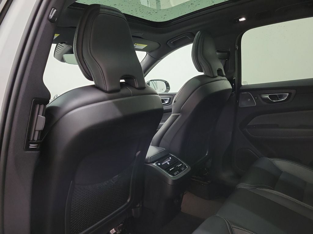 2022 Volvo XC60 B6 R-Design