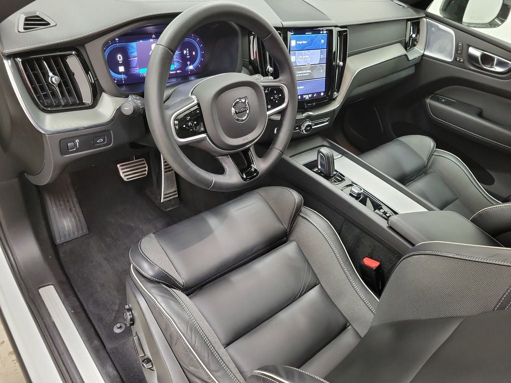 2022 Volvo XC60 B6 R-Design