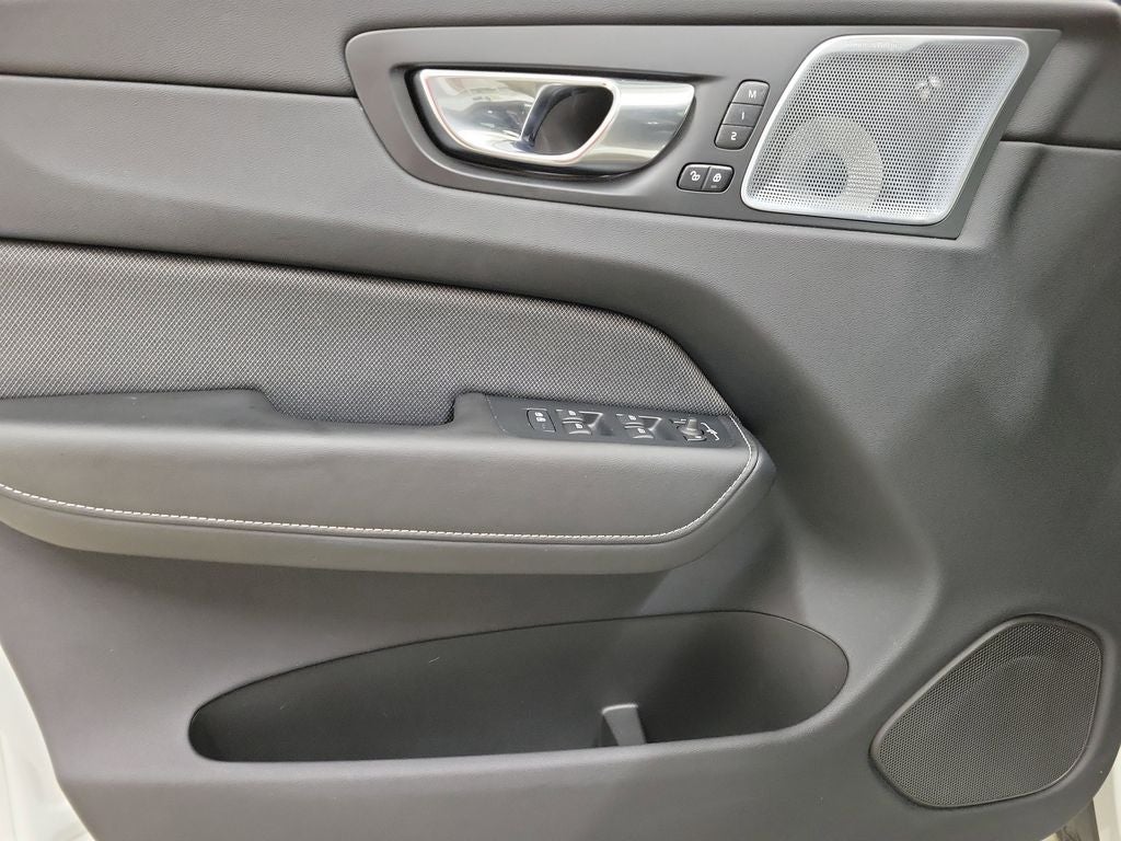 2022 Volvo XC60 B6 R-Design