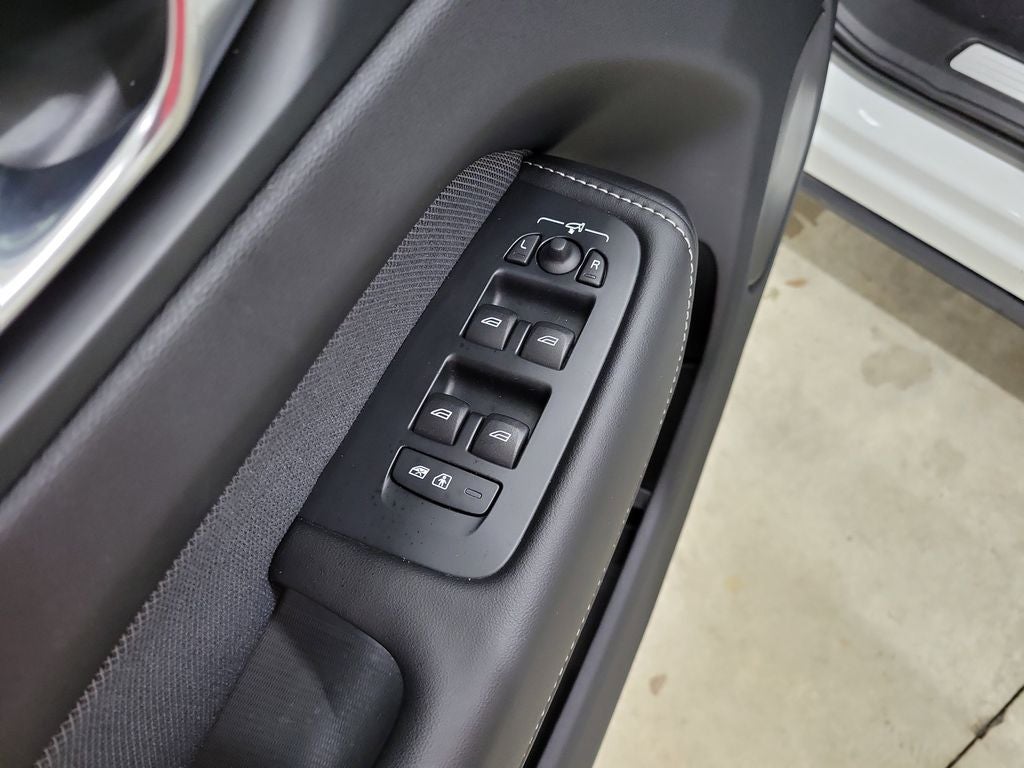 2022 Volvo XC60 B6 R-Design