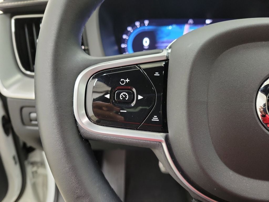 2022 Volvo XC60 B6 R-Design