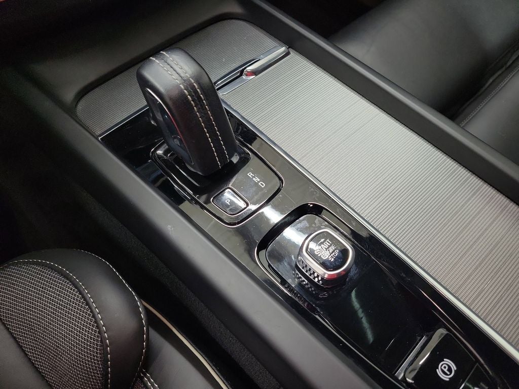 2022 Volvo XC60 B6 R-Design