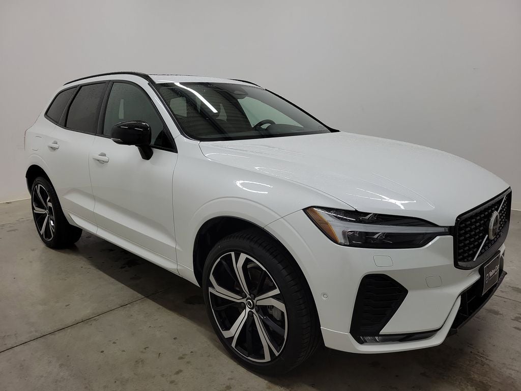 2022 Volvo XC60 B6 R-Design