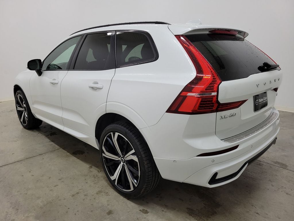 2022 Volvo XC60 B6 R-Design