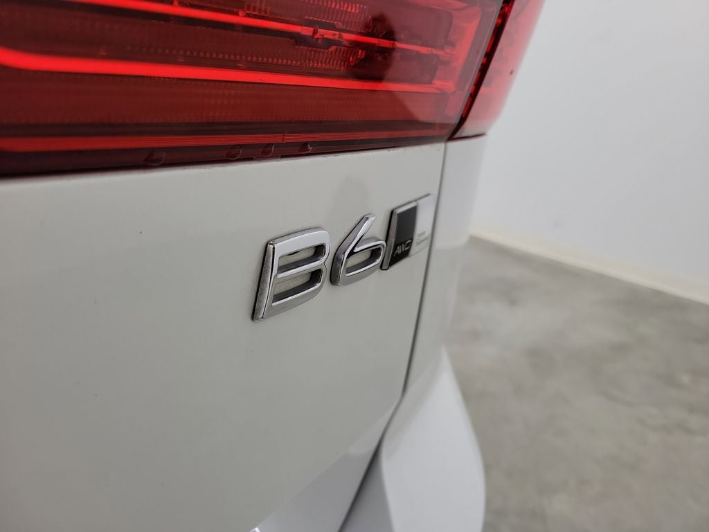 2022 Volvo XC60 B6 R-Design