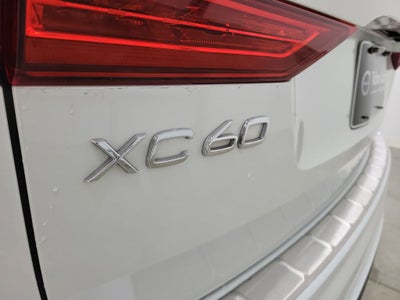2022 Volvo XC60 B6 R-Design