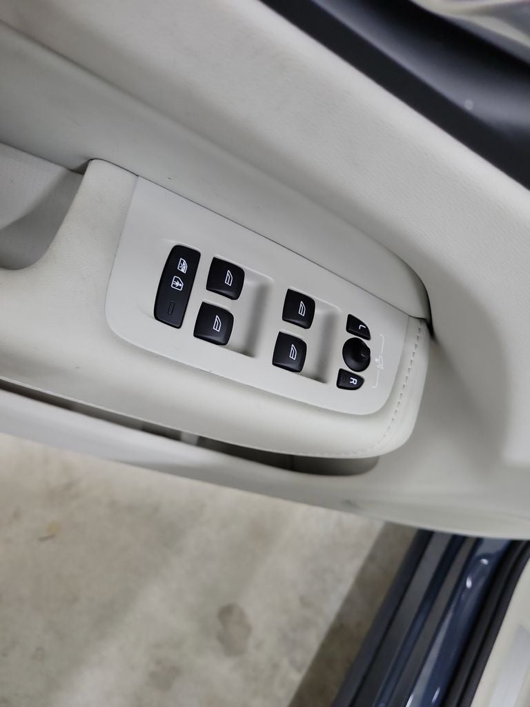 2024 Volvo XC60 Recharge Plug-In Hybrid T8 Plus Dark Theme