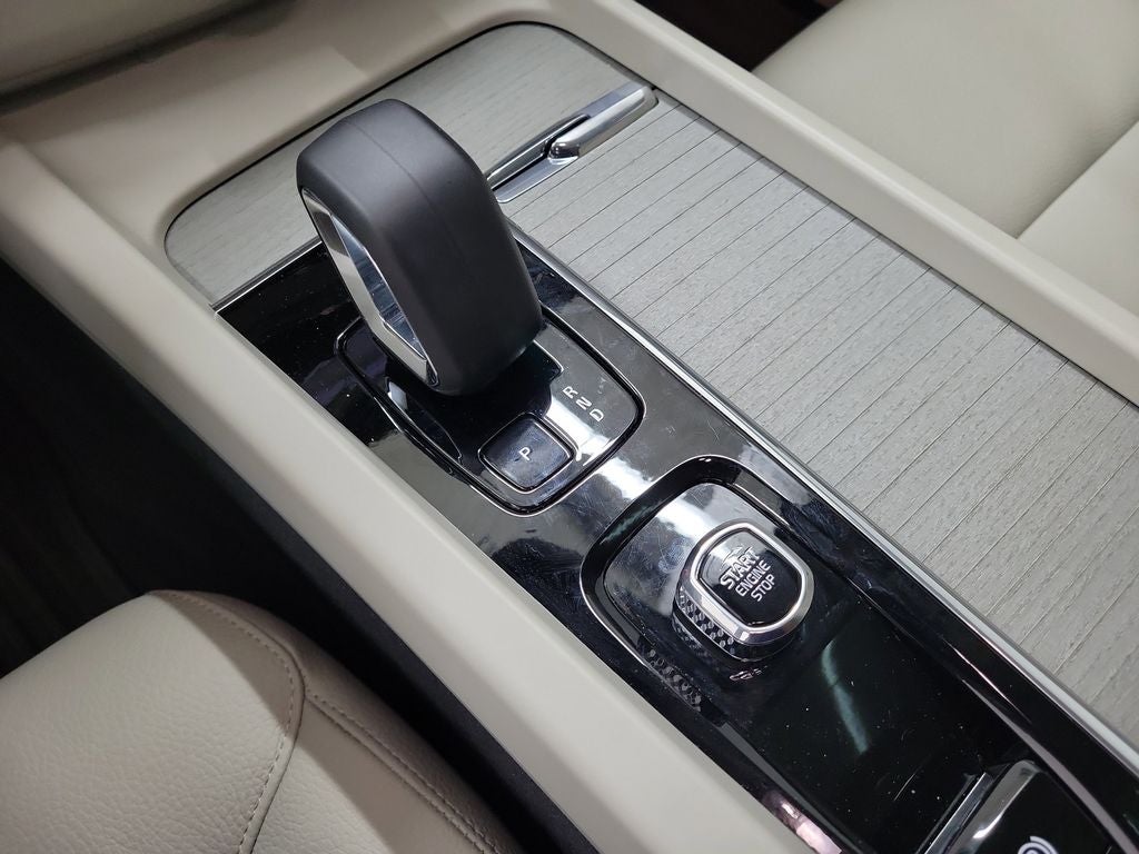 2024 Volvo XC60 Recharge Plug-In Hybrid T8 Plus Dark Theme