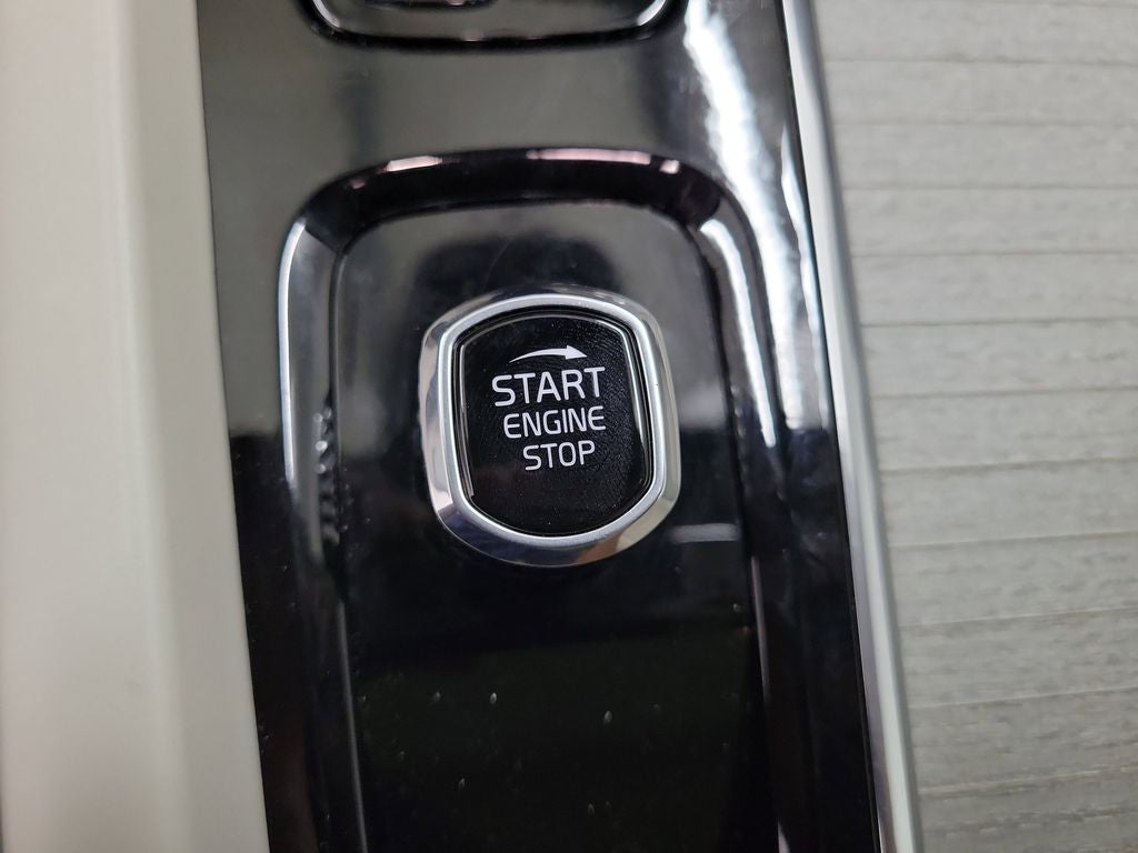 2024 Volvo XC60 Recharge Plug-In Hybrid T8 Plus Dark Theme