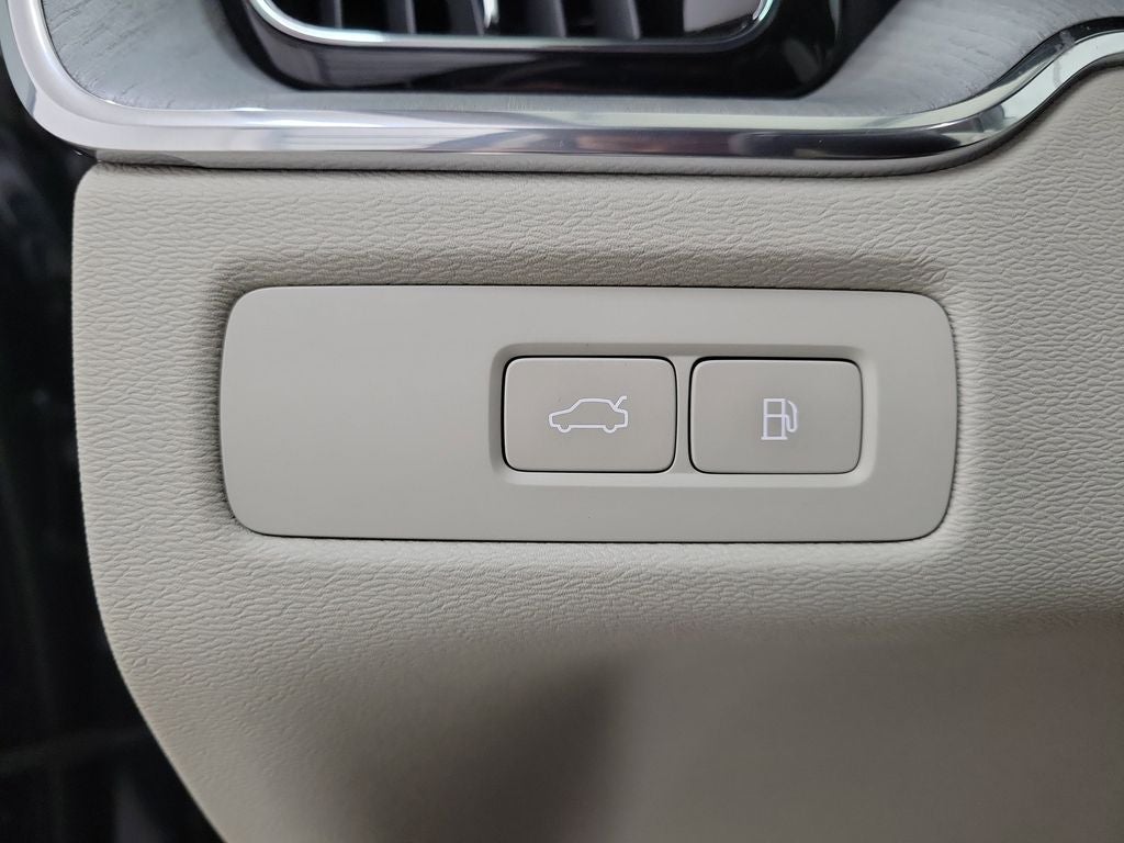 2024 Volvo XC60 Recharge Plug-In Hybrid T8 Plus Dark Theme