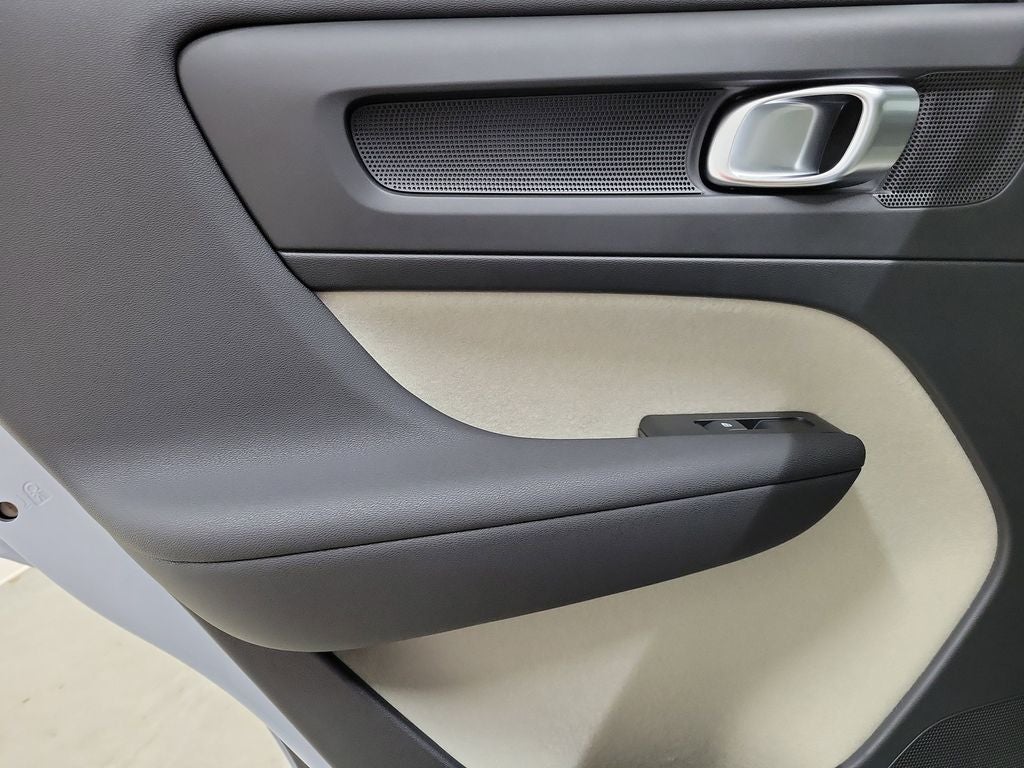 2026 Volvo XC40 B4 Plus