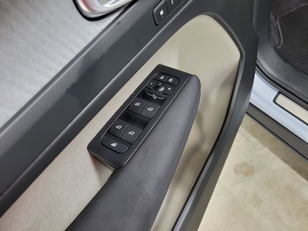 2026 Volvo XC40 B4 Plus