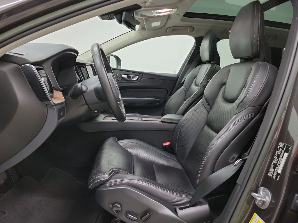 2023 Volvo XC60 B5 Ultimate Bright Theme