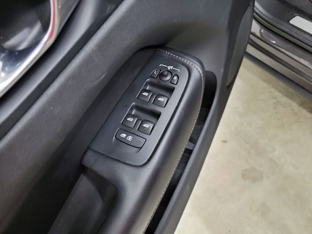 2023 Volvo XC60 B5 Ultimate Bright Theme