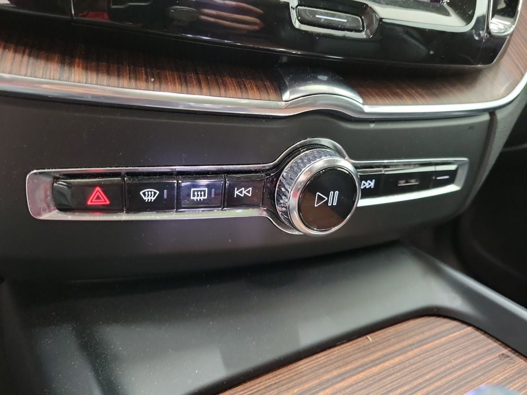 2023 Volvo XC60 B5 Ultimate Bright Theme