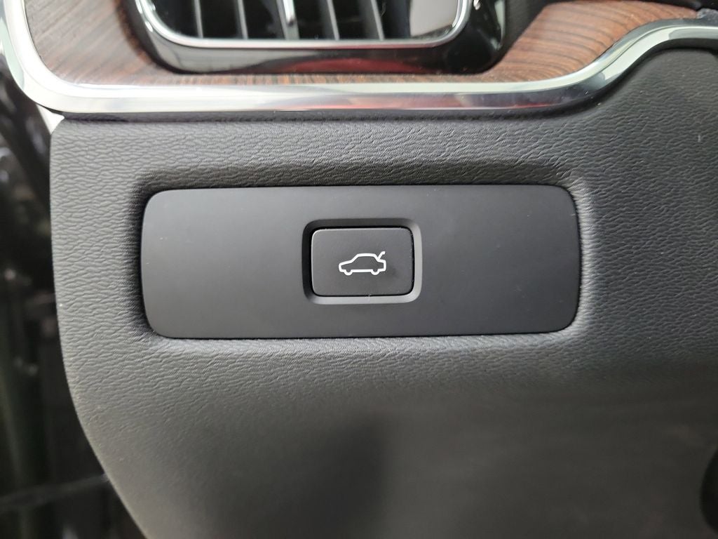 2023 Volvo XC60 B5 Ultimate Bright Theme