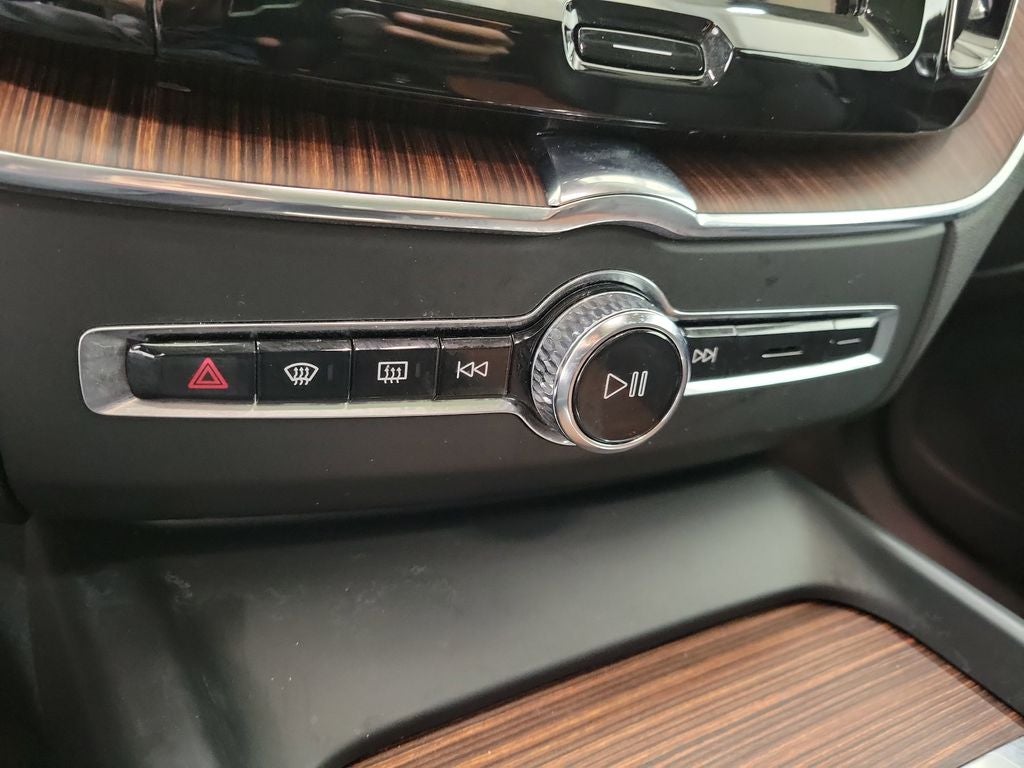 2024 Volvo XC60 B5 Plus Dark Theme