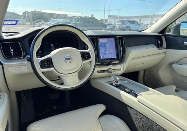 2023 Volvo XC60 B5 Ultimate Dark Theme