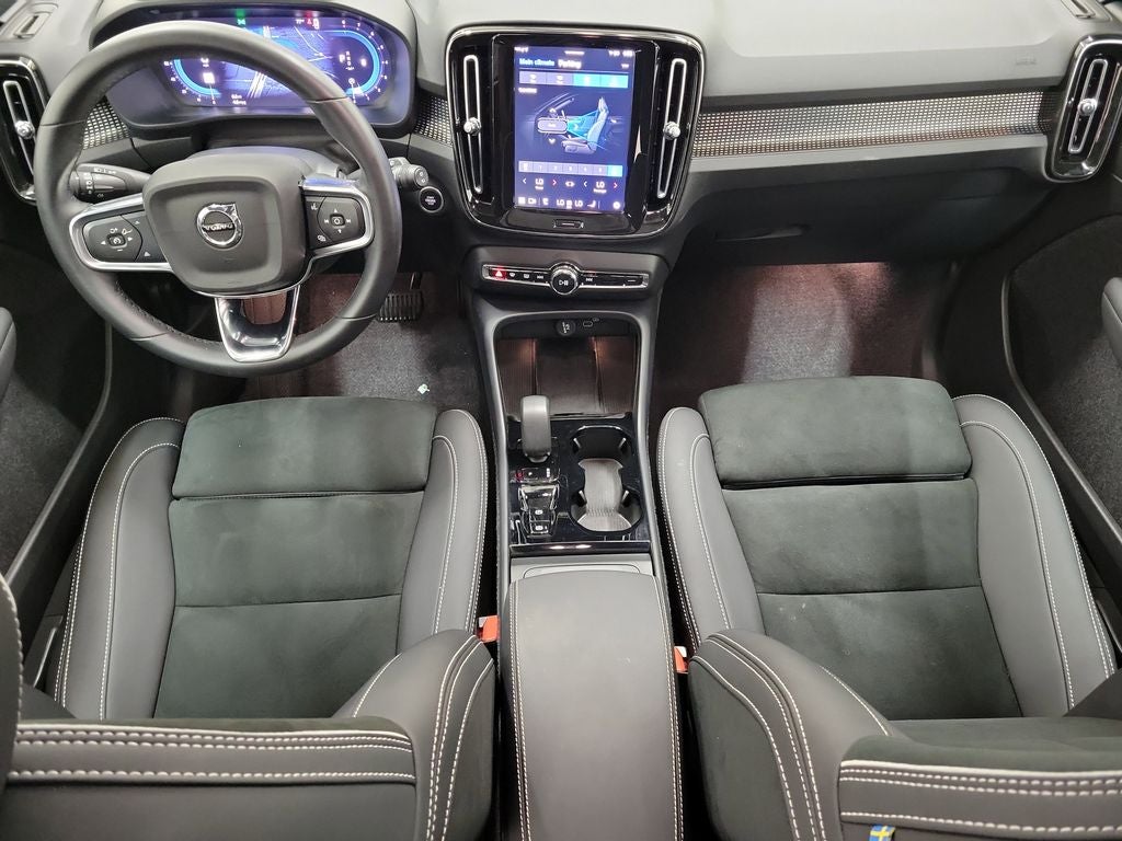 2025 Volvo XC40 B5 Plus Dark Theme