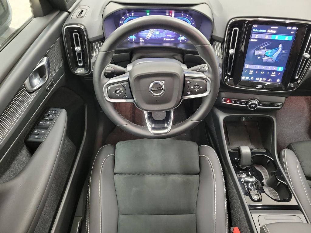 2025 Volvo XC40 B5 Plus Dark Theme