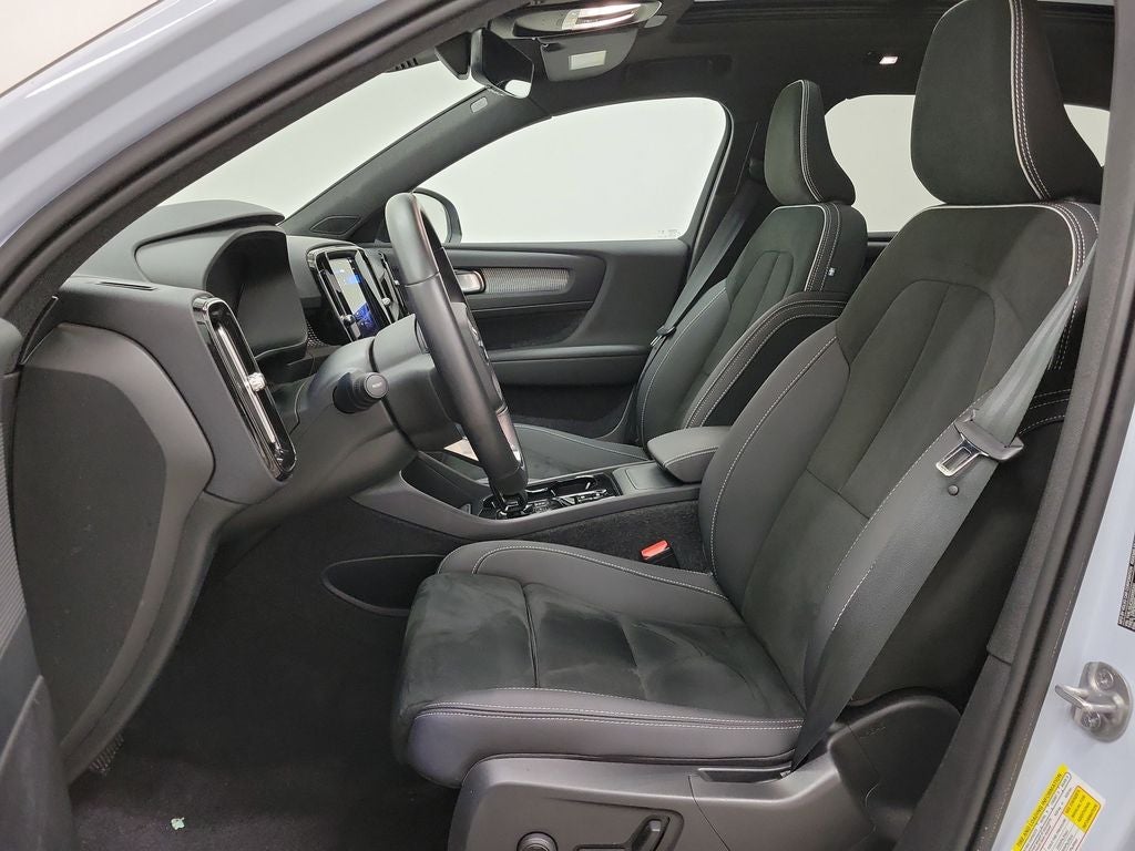 2025 Volvo XC40 B5 Plus Dark Theme