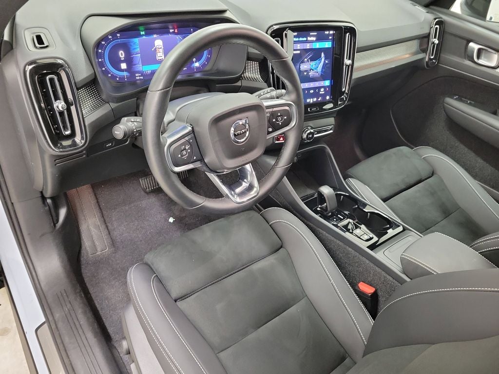 2025 Volvo XC40 B5 Plus Dark Theme