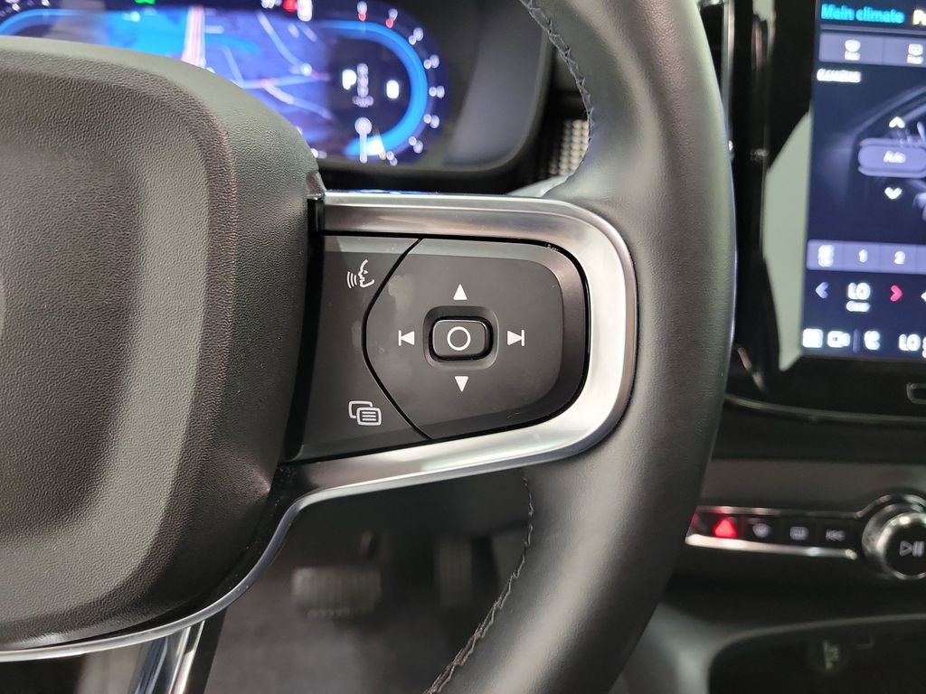 2025 Volvo XC40 B5 Plus Dark Theme