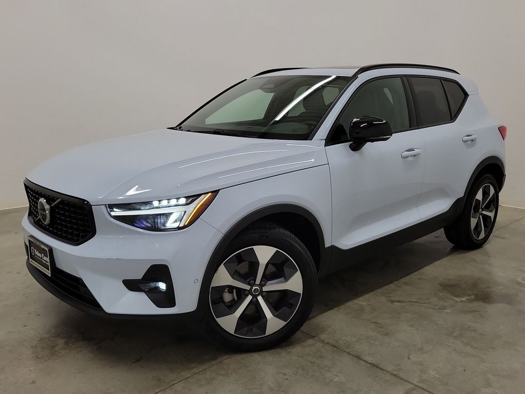 2025 Volvo XC40 B5 Plus Dark Theme