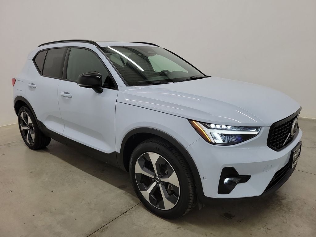 2025 Volvo XC40 B5 Plus Dark Theme