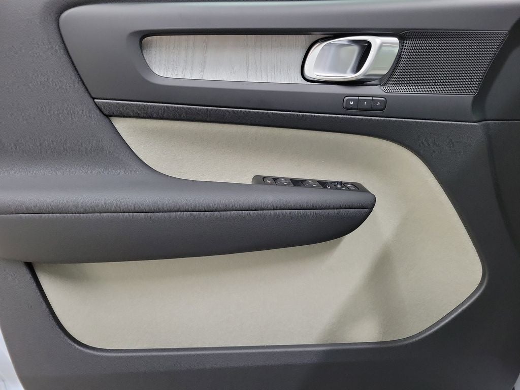 2026 Volvo XC40 B5 Plus