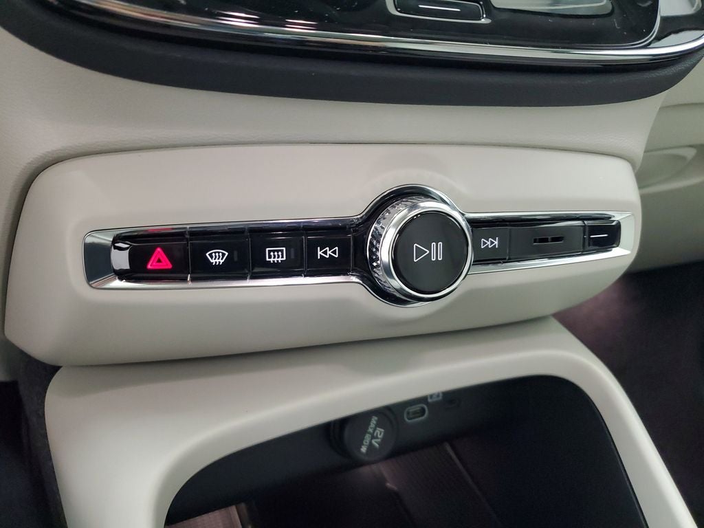 2026 Volvo XC40 B5 Plus