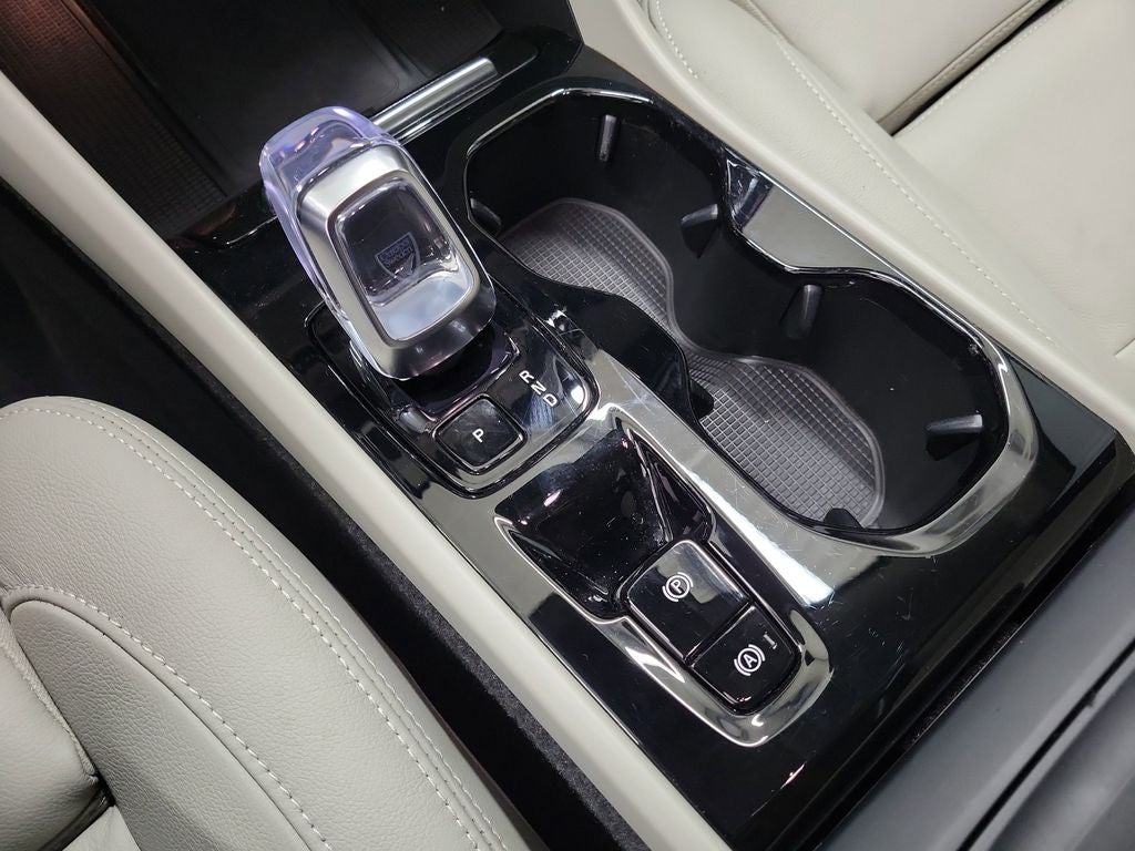 2024 Volvo XC40 B5 Plus Bright Theme