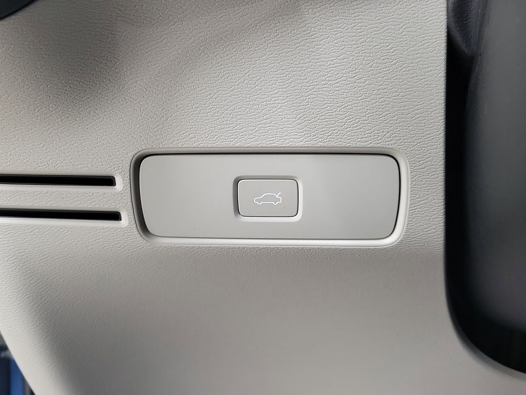 2024 Volvo XC40 B5 Plus Bright Theme