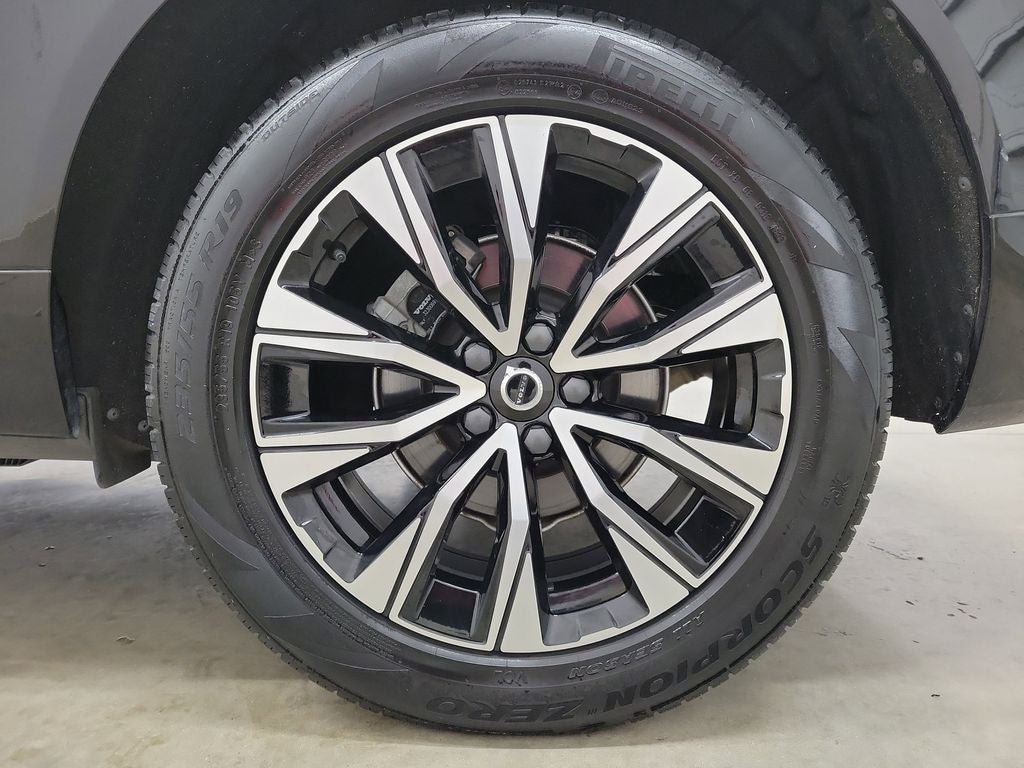 2025 Volvo XC40 B5 Plus Bright Theme