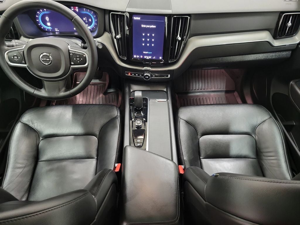 2025 Volvo XC40 B5 Plus Bright Theme