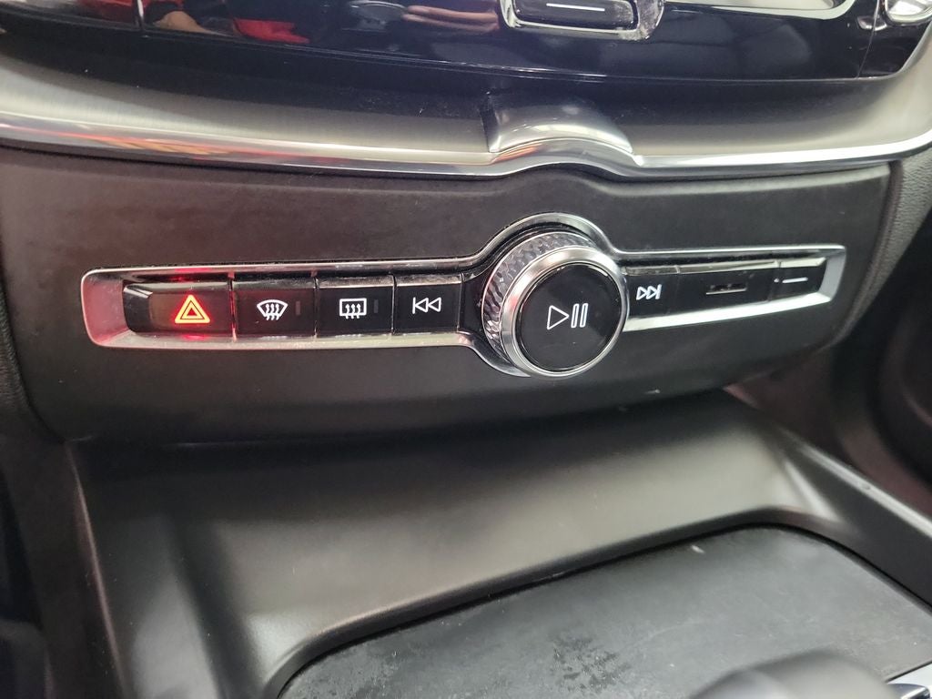 2025 Volvo XC40 B5 Plus Bright Theme