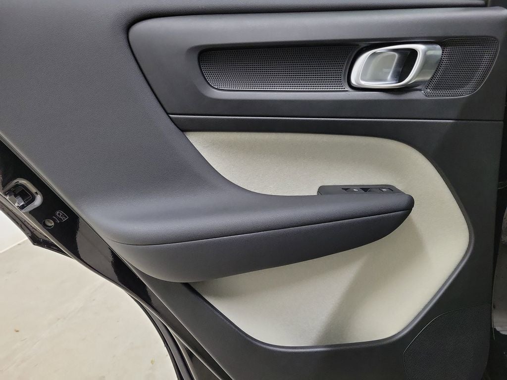 2025 Volvo XC40 B5 Plus Bright Theme