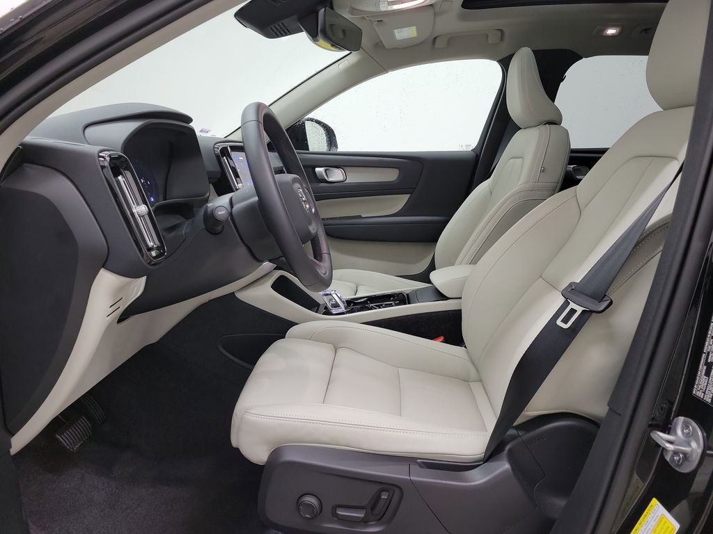 2025 Volvo XC40 B5 Plus Bright Theme