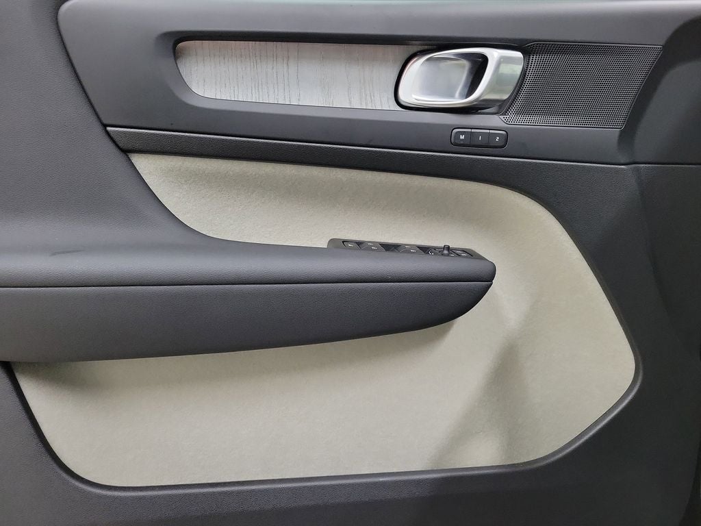 2025 Volvo XC40 B5 Plus Bright Theme