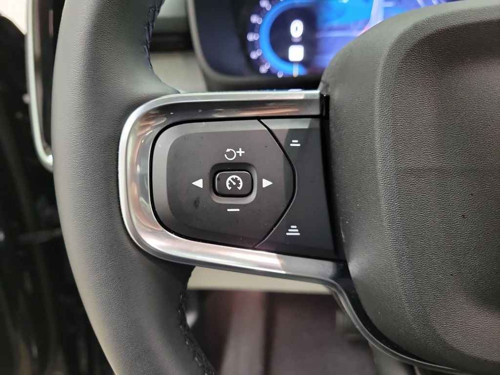 2025 Volvo XC40 B5 Plus Bright Theme