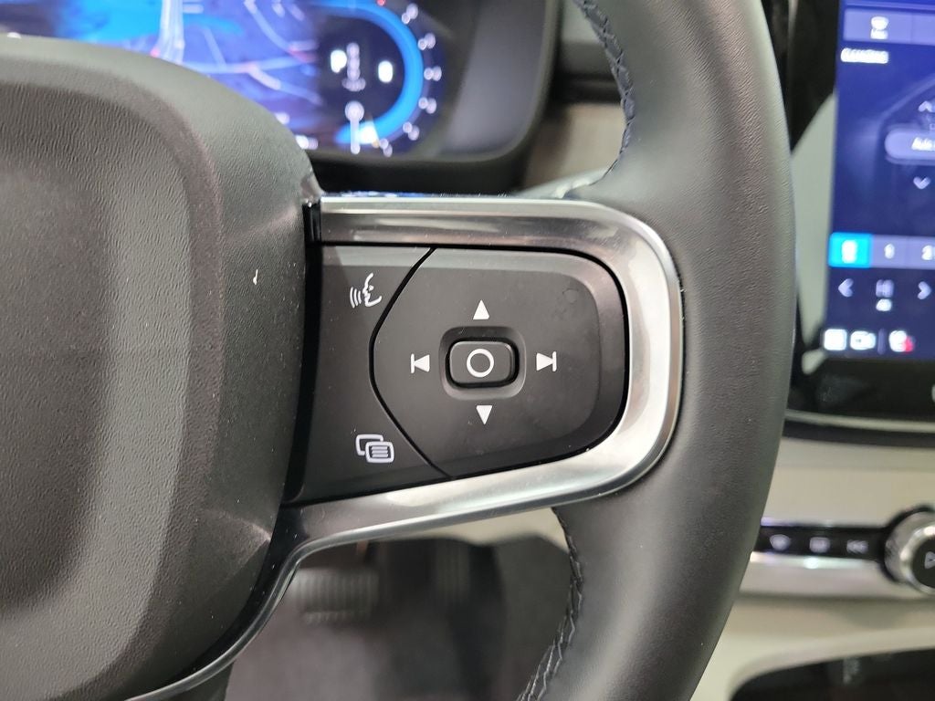 2025 Volvo XC40 B5 Plus Bright Theme