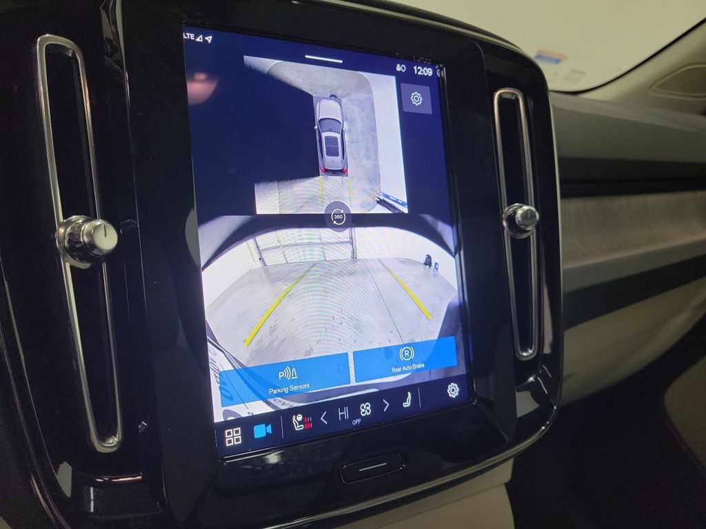 2025 Volvo XC40 B5 Plus Bright Theme