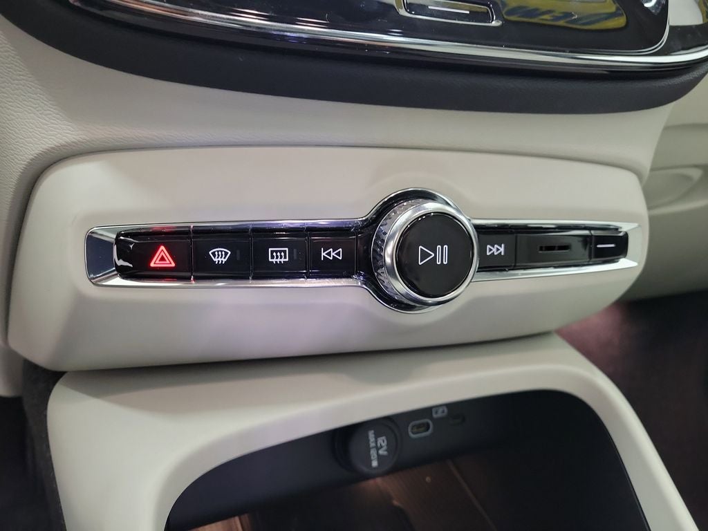 2025 Volvo XC40 B5 Plus Bright Theme