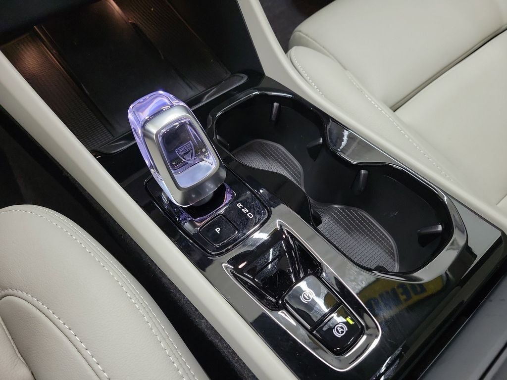 2025 Volvo XC40 B5 Plus Bright Theme