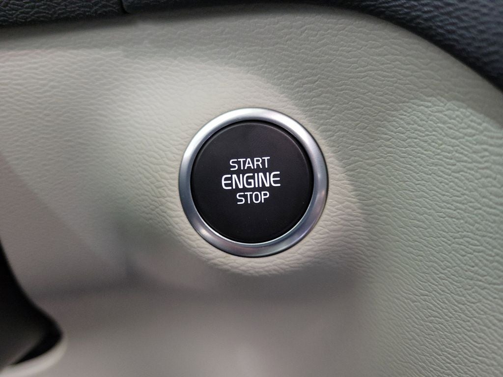 2025 Volvo XC40 B5 Plus Bright Theme